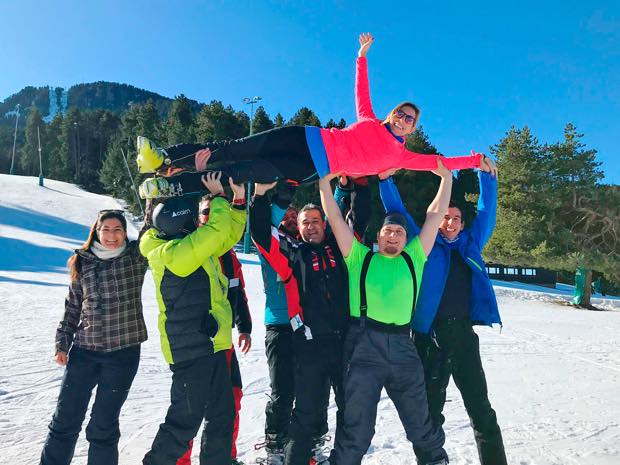 Grupo de Bajocero Sport esquiando en Masella