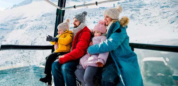 Familia esquiando junta en La Masella