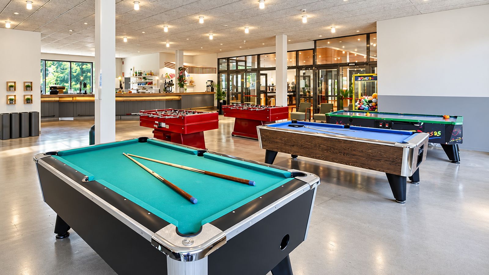 Sala de juegos con billares y futbolines