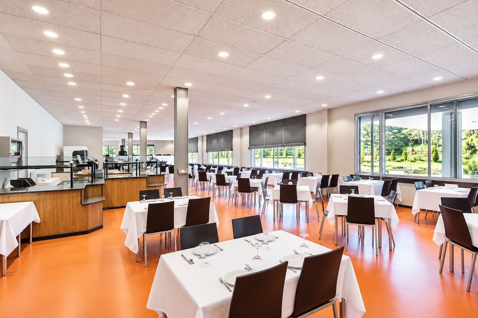 Comedor del hotel con el buffet