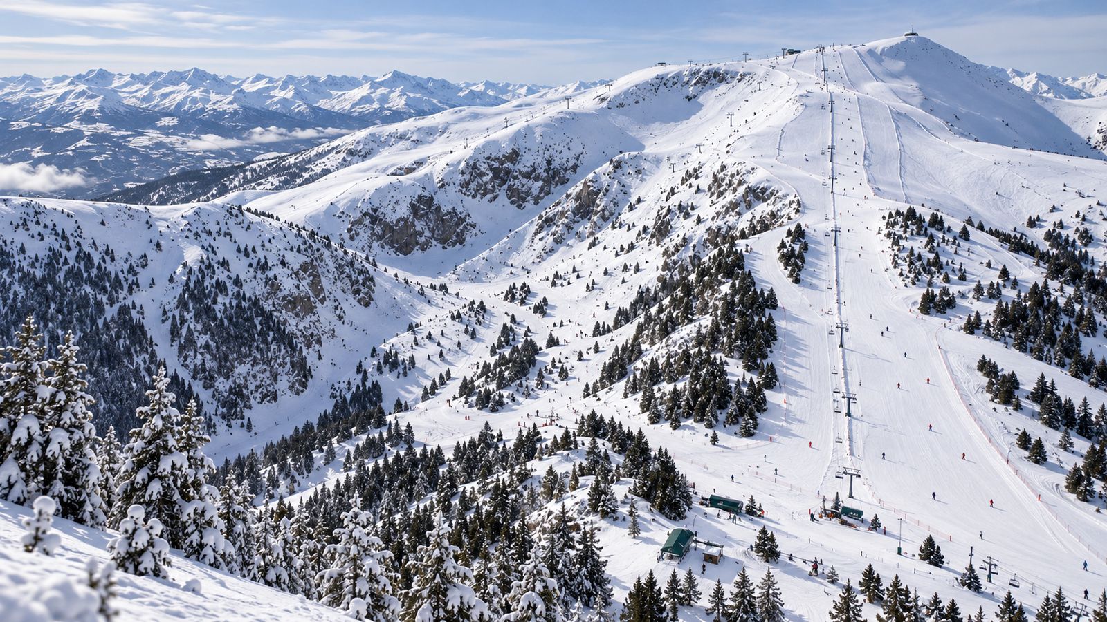 Panorámica de las pistas de La Masella con un telesilla entre pinos